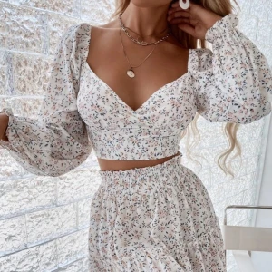 Blommig blus  - Säljer en jättefin blus, (endast tröjan på bilden), passar perfekt till sommaren och den är ifrån Shein🌸