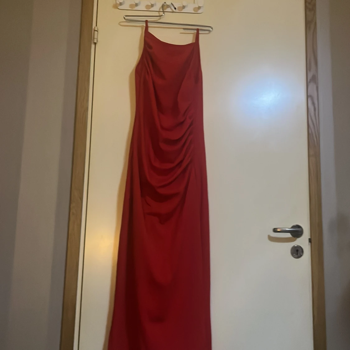 Röd långklänning med drapering - 1