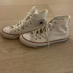 Vita Converse All Star sneakers - Säljer ett par klassiska vita Converse All Star sneakers i hög modell. Stl 37