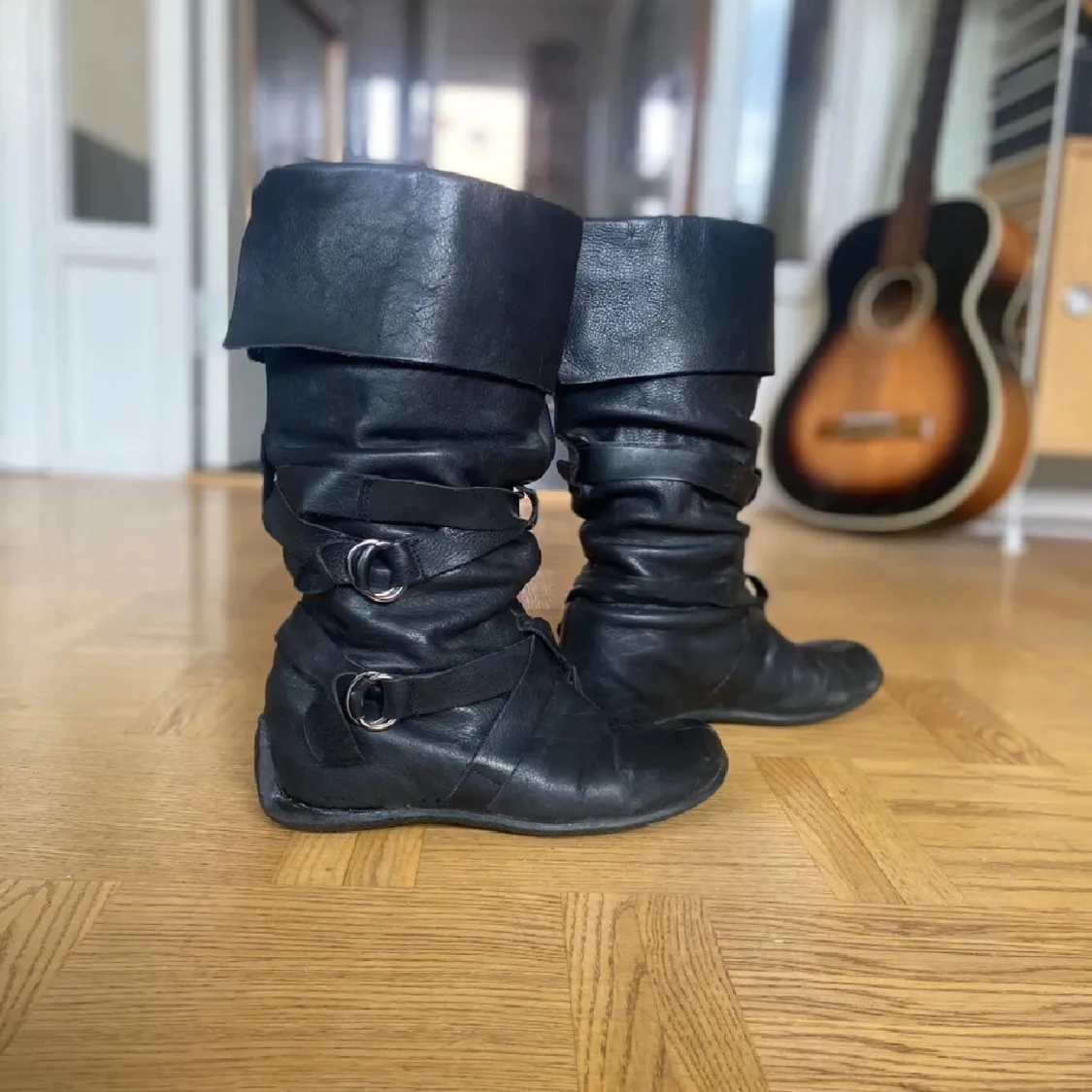 Svarta boots med remmar - 1
