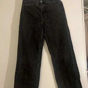 Svarta jeansbyxor - Snygga svarta jeansbyxor med klassisk design. De har en rak passform och är perfekta för en avslappnad stil. Byxorna har knappar och dragkedja framtill.💞