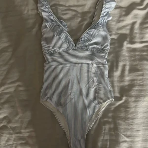 H&M baddräkt - Säljer den här baddräkten från hm i storlek 36, aldrig använd❤️