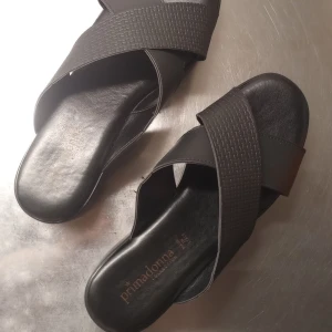 Svarta sandaler från Primadonna - Snygga svarta sandaler från Primadonna med korsade remmar och en bekväm platt sula. 
