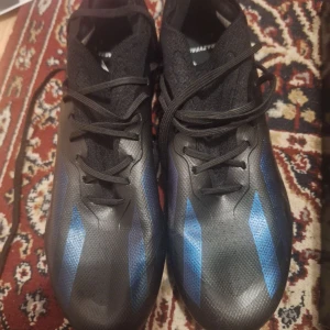 Säljer ett par carzyfast.1 i storleken 39.5 - Hej säljer ett par Adidascrazy fast.1 i storleken 39.5 nytt pris 2400 men är slutsålda. Mitt pris 700kr