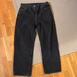Svarta jeans från Vailent - Snygga svarta jeansbyxor från Vailent med en klassisk femficksdesign. Byxorna har en rak passform och stängs med dragkedja och knapp. Perfekta för en avslappnad stil.