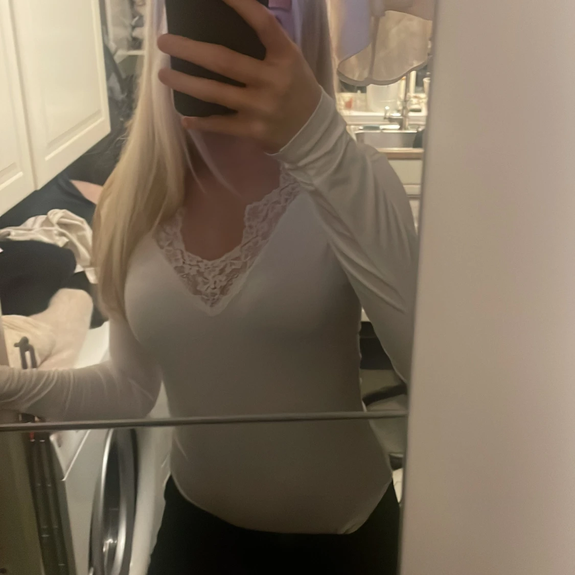 Vit långärmad topp med spetsdetaljer - 2