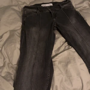 Svarta jeans från Bershka - lågmidjade gråsvarta jeans från bershka! inte använda så mycket så väldigt fint skick 