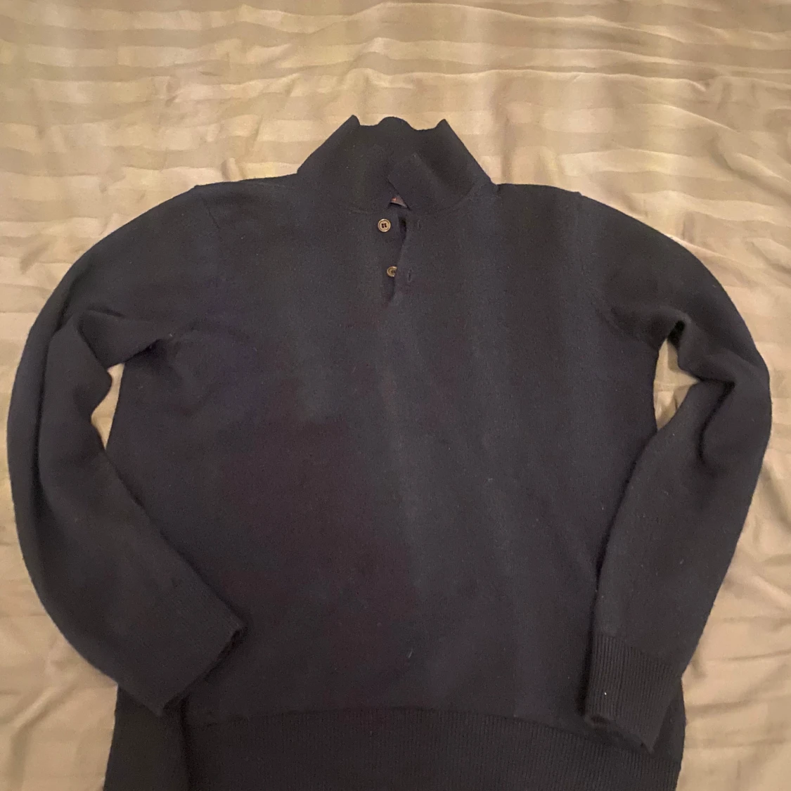 Mörkblå polotröja med knappar
