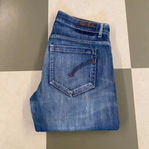 Dondup George  - Snygga blåa jeans från Dondup med en klassisk femficksdesign. De har en lätt tvättad look och är perfekta för en vardags outfit! Dessa jeans är mycket eftertraktade och populära! Mycket bra skick! Storlek 33! Hör av dig vid frågor och funderingar! 42 cm i midjemått och 95 i längd!