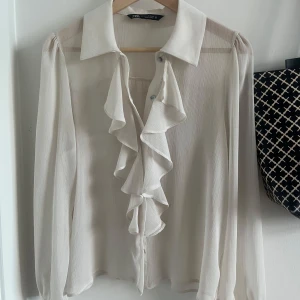 Vit oanvänd blus från zara - Vit vårlig blus från Zara. Oanvänd!