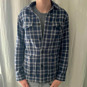 Blå och vit rutig skjorta från John Henric - Snygg blå och vit rutig skjorta från John Henric . Använd ett fåtal gånger. Ny pris 1699