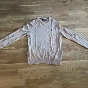 Ralph lauren crewneck - Väldigt fin Ralph lauren tröja som är i ett bra skick 8/10. Den passar någon som är 170 och uppåt. Hör av dig vid minsta undran.