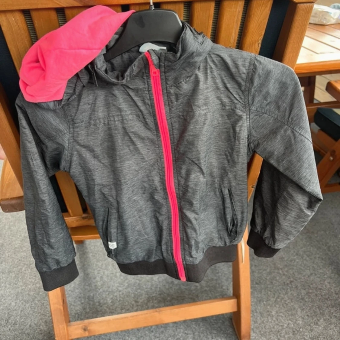 Grå vindjacka med rosa detaljer