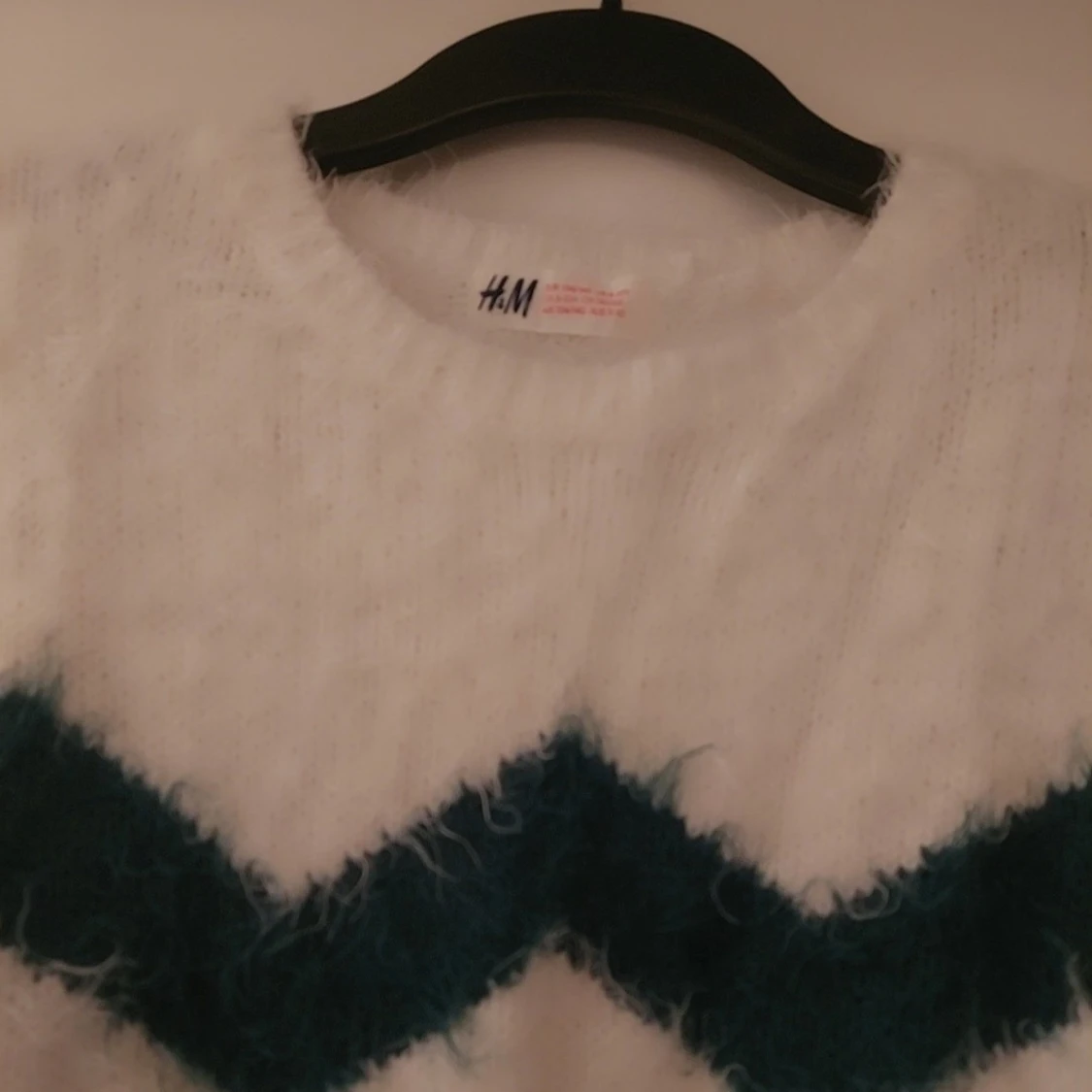 Flerfärgad fluffig  tröja  till flickor från H&M, storlek 10 år - 2