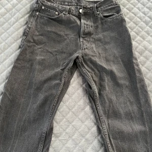 Weekday Jeans  - Tjena, Säljer dessa Svarta weekday Jeans, Size 28/30 passform Space/Loose. Skriv vid funderingar.