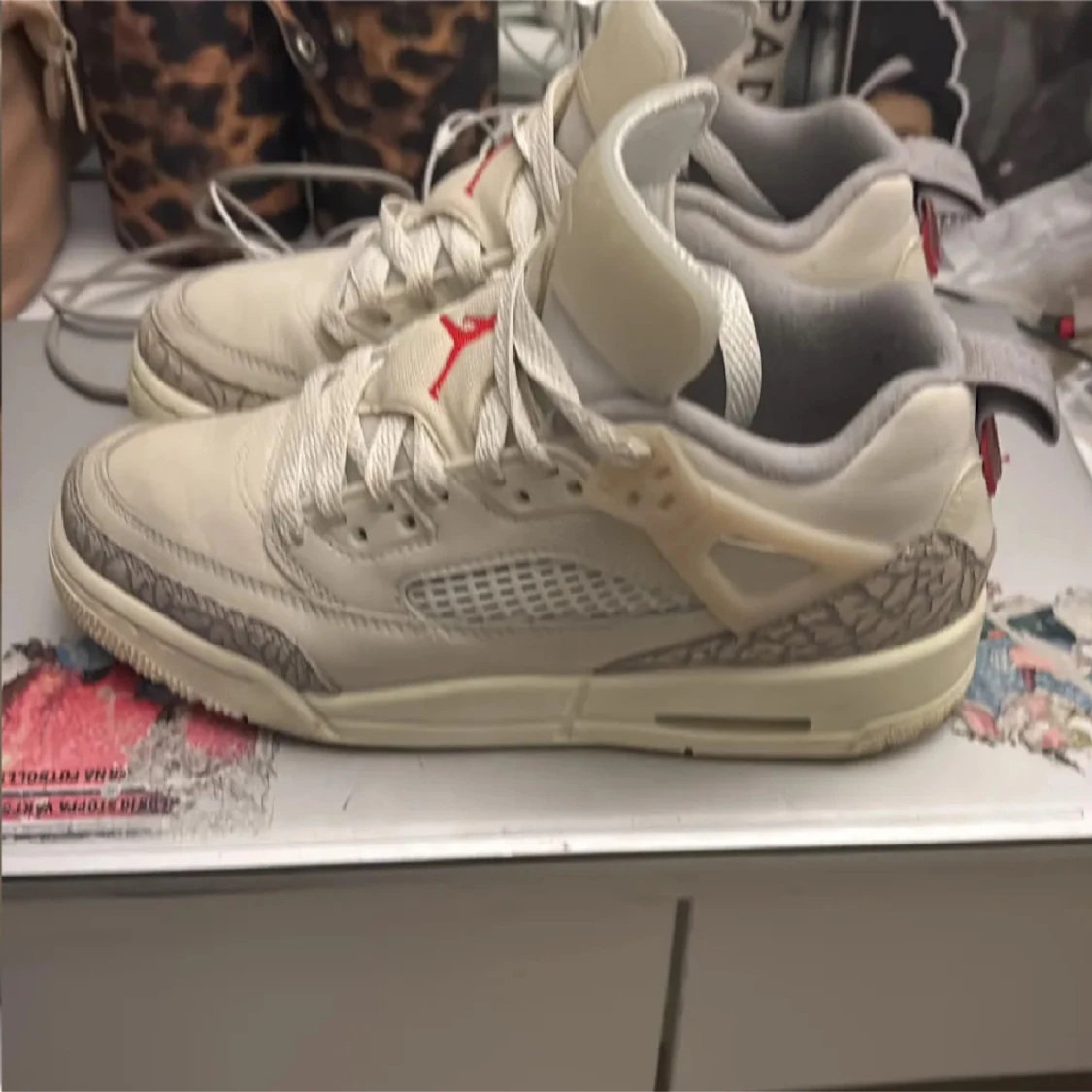 Nike Air Jordans med röda detaljer - 1