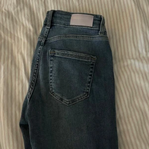 Blå jeans med bootcut - Bootcut jeans i nyskick! .