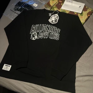  Billionaire Boys Club svart tröja nytt skick - Nyskick aldrig buren Kostar 1400 kr på hemsidan  Storlek herr M