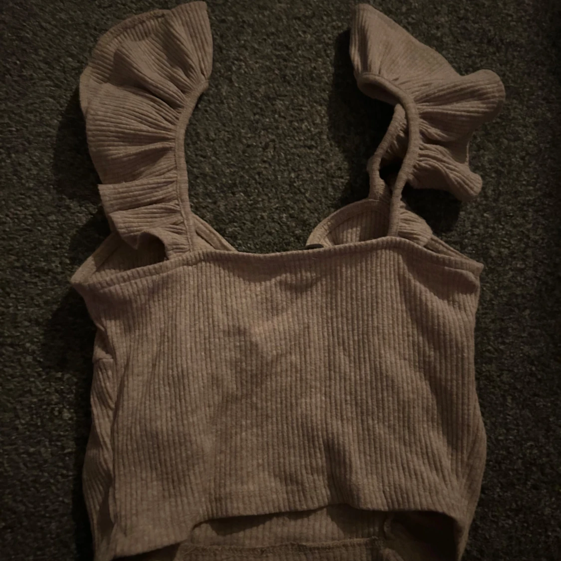 Beige ribbad topp med volangdetaljer - 1