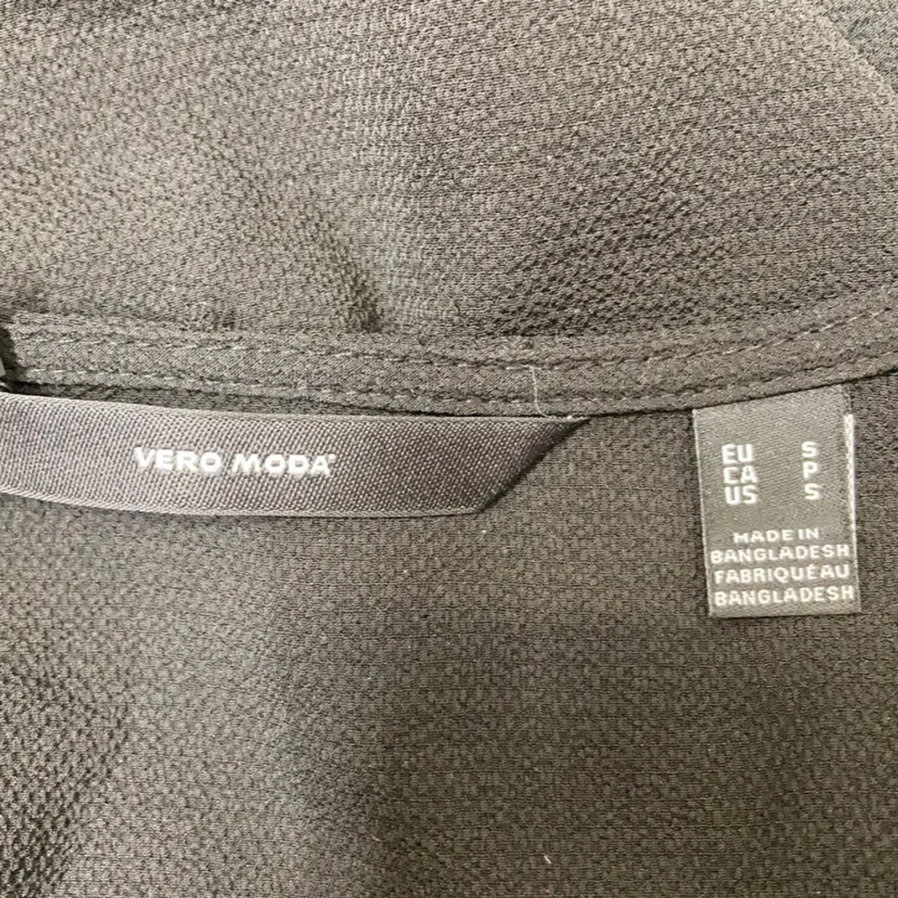 Elegant svart blus från Vero Moda med v-ringning och långa ärmar. Perfekt för en stilren look. Tillverkad i ett mjukt material som ger en bekväm passform.. Puserot.