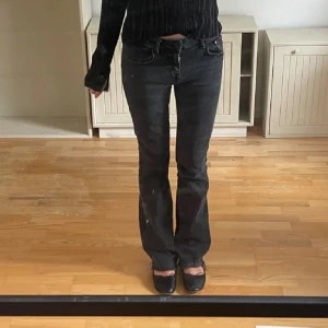 Svarta lågmidjade bootcut jeans Zara - Så snygga svarta lowwaist bootcut jeans från Zara i storlek 38 men sitter verkligen som 36. 💞