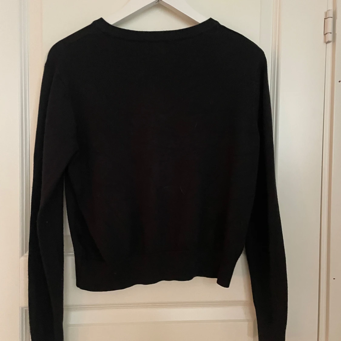 Svart kofta med knappar - 1