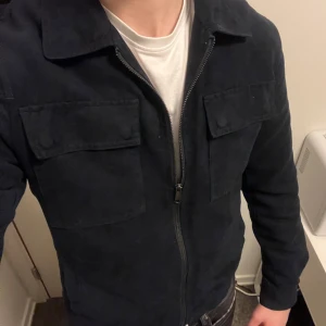 Mörkblå overshirt  - Mörkblå overshirt från dressman storlek S. Mycket bra skick. Nypris 1000kr. Pris kan diskuteras