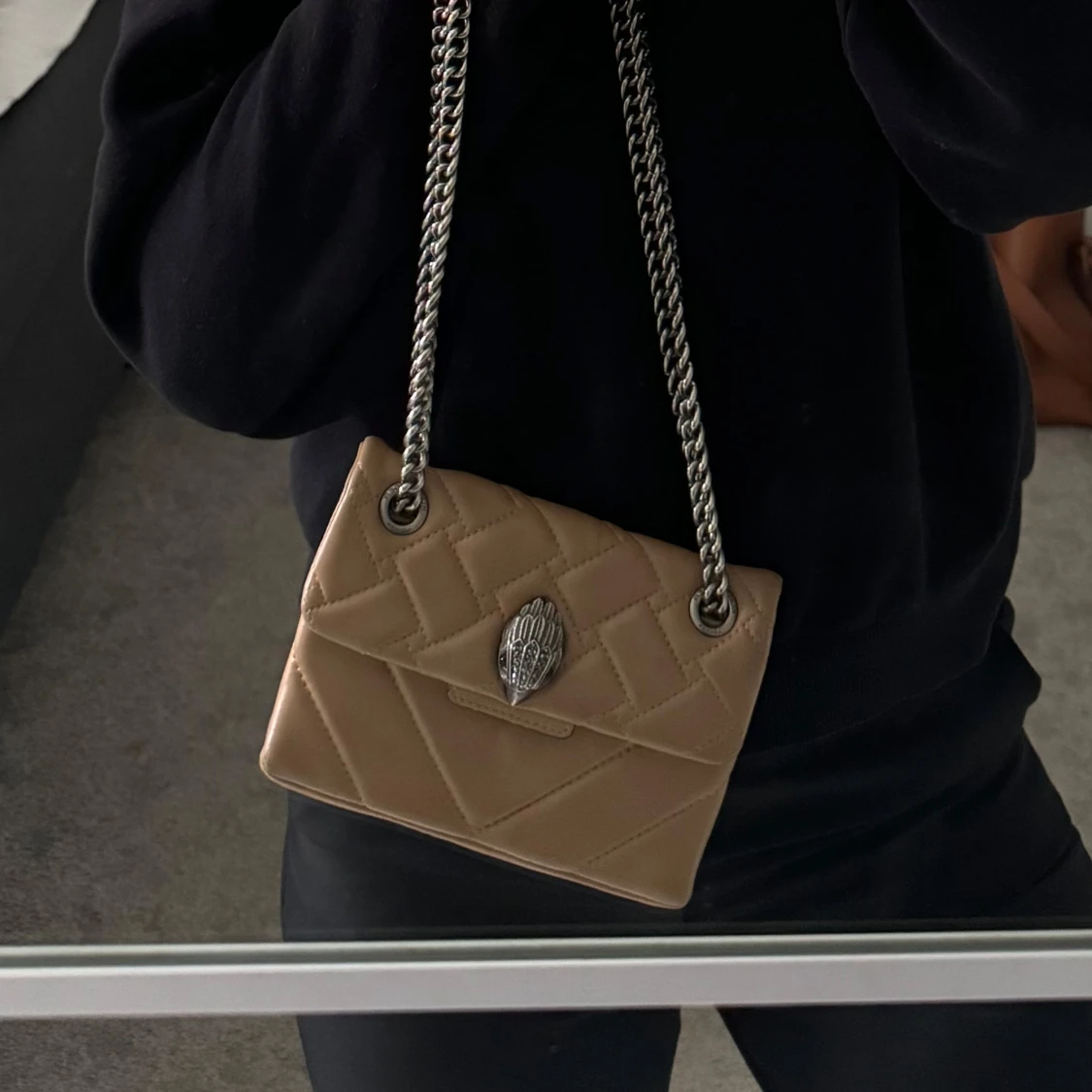 Beige axelväska från Kurt Geiger