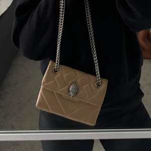 Beige axelväska från Kurt Geiger - Snygg beige axelväska från Kurt Geiger med quiltad design och kedja. Det är den lilla modellen men rymmer det viktigaste du behöver ha med dig.❤️