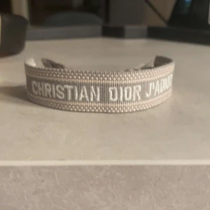 Jättefint CD armband beige grå - Jättebra skick.