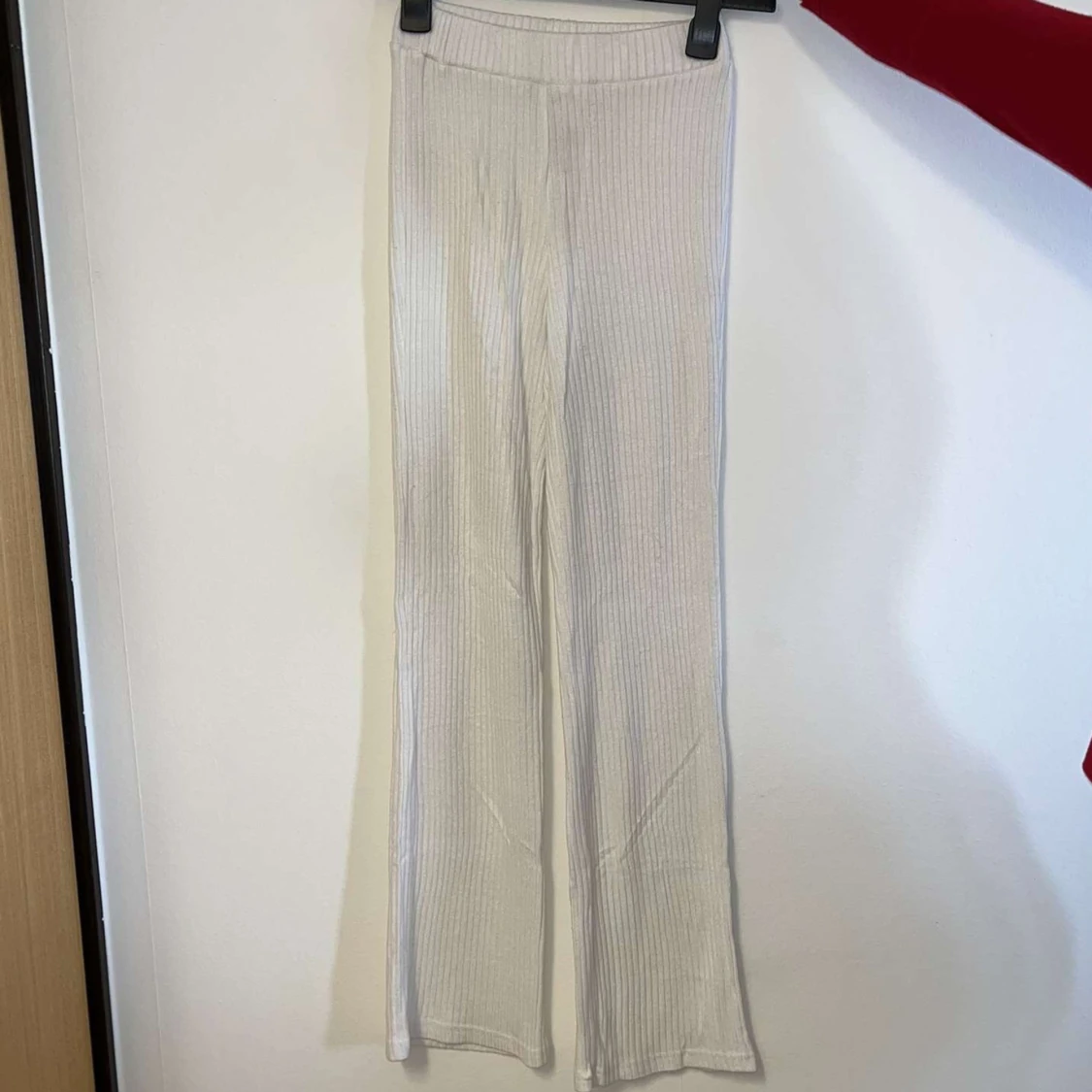 Vita ribbade byxor från Gina Tricot