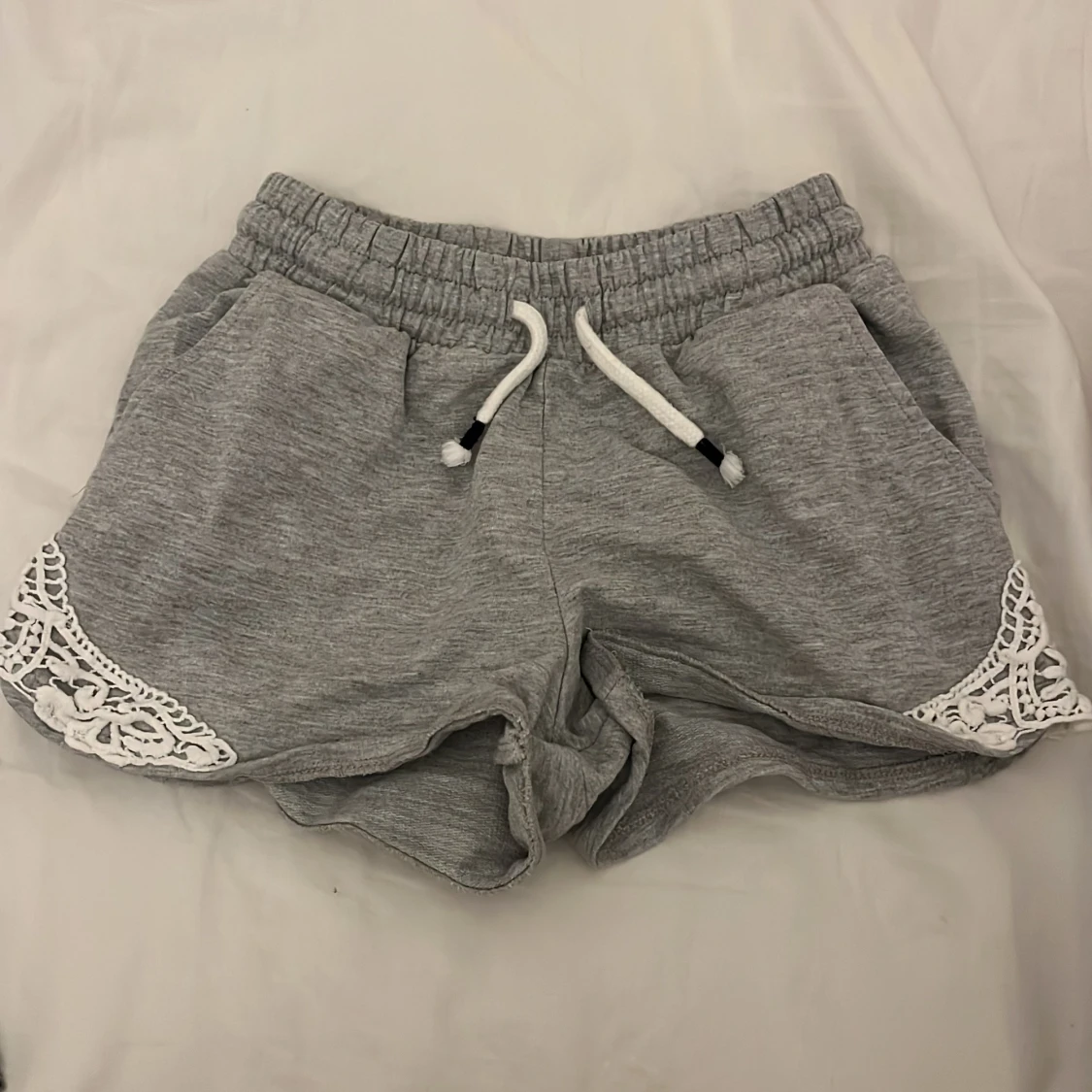 Grå shorts med spetsdetaljer