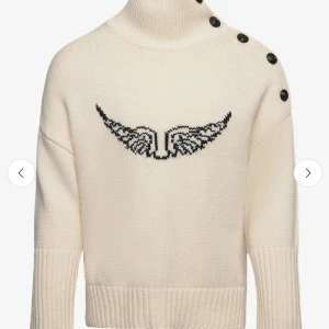 Vit stickad Zadig tröja  - Säljer en sjukt populär och slutsåld vit Zadig Voltaire polo tröja. Använd ca 2 gånger så inga defekter och säljes pågrund av att den inte kommer till så mycket användning. Köptes på barnavdelningen och är i storlek 170 men skulle säga att den då passar storleken ungefär S men är relativt elastisk så passar XS eller M. Köptes för 2300kr och säljes för 1800 men kan diskuteras.