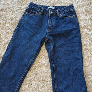 Blå jeans från Gina Tricot  - Snygga blå jeans från Gina Tricot med dragkedjegylf. Ett av mina favvojeans som tyvärr blivit för små. Skriv vid frågor💞