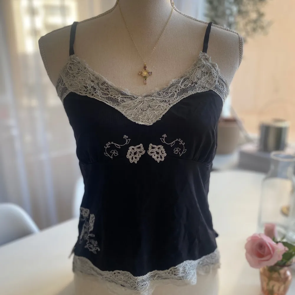 Svart spets linne med fint vitt broderi på! Från märket ”Oui” i ett bra skick! Står ingen storlek men skulle säga S/M. Skriv kring frågor eller förhandlingar!!😊. Yläosat.