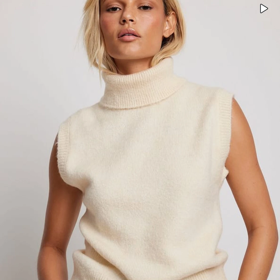 Söker!!! Vit ärmlös polotröja