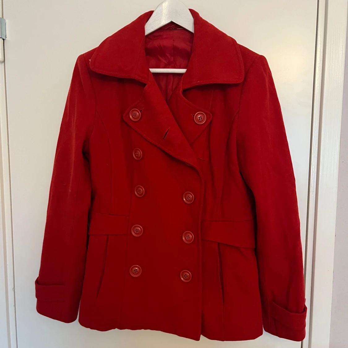 Röd kappa med knappar - 1