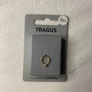 Piercing smycke - Elegant piercing smycke i guld med en glittrig detalj framtill. Det är en Tragus piercing men man kan säkert använda den som Septum piercing. Den är ifrån Ur&Penn. Passar för både vardag och speciella tillfällen. Är öppen för andra prisförslag. Läs gärna min bio innan du köper✨