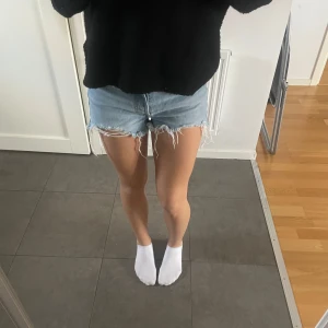 Jeansshorts - Jeansshorts från levis, använda men i bra skick!