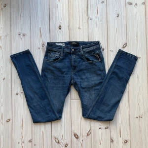 Replay anbass - Säljer nu ett par feta Replay anbass jeans i bra skick. Storlek: 30W 34L. Nypris: 1599. Mitt pris: 299. Skriv vid minsta lilla fråga! 🤩