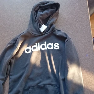Adidas hoodie - Jätte fin hoodie som säljs pågrund av att den är för liten.