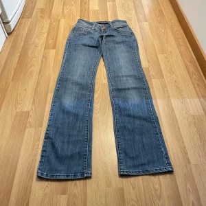 Lågmidjade bootcut jeans  - (17) Så fina Lågmidjade bootcut jeans med stretch i, midjemått rakt över: 32 cm, innerbenslängd: 82 cm🩵