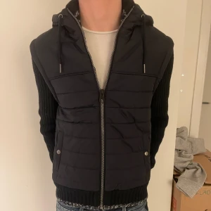 Stickad cardigan  - Tja säljer nu denna unika svarta stickade cardigan i storlek S för endast 899kr! Perfekt nu mot våren 🍃priset är ej hugget i sten! Skriv i dm vid funderingar🙌