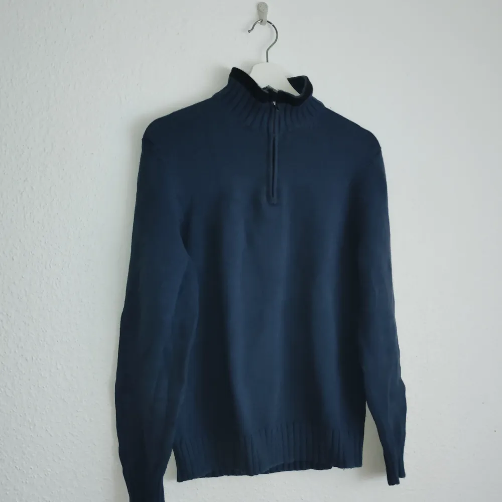 Säljer en stilren mörkblå tröja från Massimo Dutti i en mjuk blandning av bomull och kashmir. Tröjan har en hög krage med dragkedja och långa ärmar. Perfekt för kyligare dagar.. Neuletakit & Villapaidat.