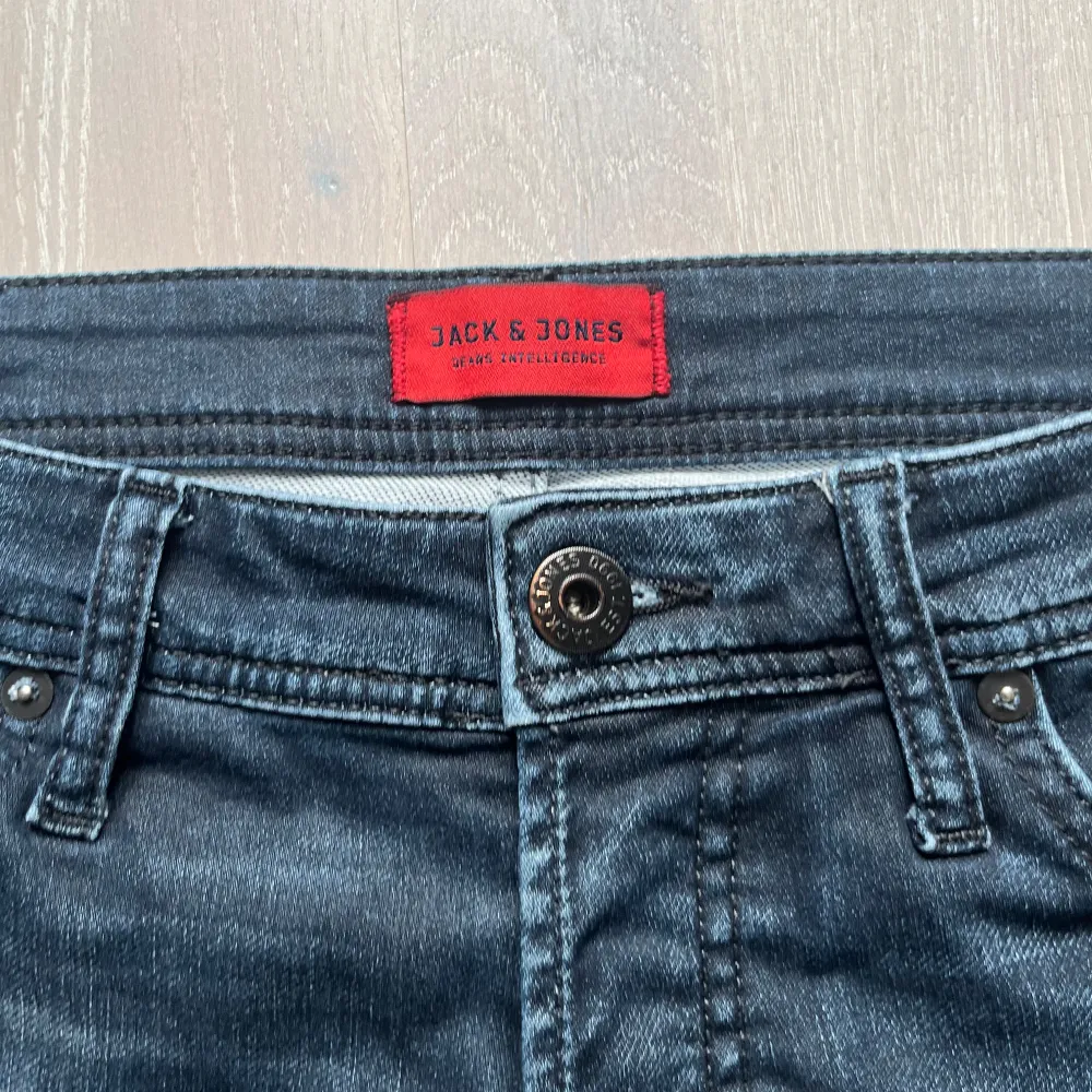Feta mörkblå jeans från Jack & Jones. Riktig snygg färg och k mycket bra skick!!!. Farkut & Housut.