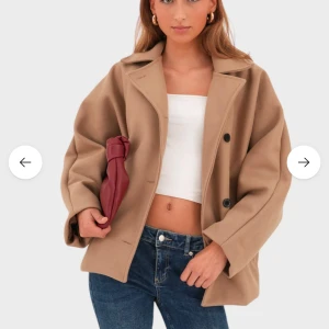 Beige kappa  - Så fin kappa, helt oanvänd med prislapp kvar. Passar perfekt till våren💕💕 OBS, ljusare beige i verkligheten. 
