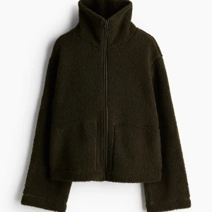 Mörkgrön teddyjacka med dragkedja - Mysig mörkgrön teddyjacka med hög krage och dragkedja framtill. Superskön! Men rensar min garderob för flytt!❤️bara skriva vid frågor eller funderingar☺️