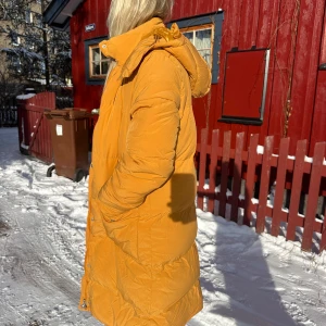 Oanvänd senapsgul dunjacka lager 157 stl S  - Säljer denna jacka från lager 157 som är helt oanvänd! Den täcker rumpan och är super varm! Jag kan skicka den samma dag och sänka pris vid snabb affär.  