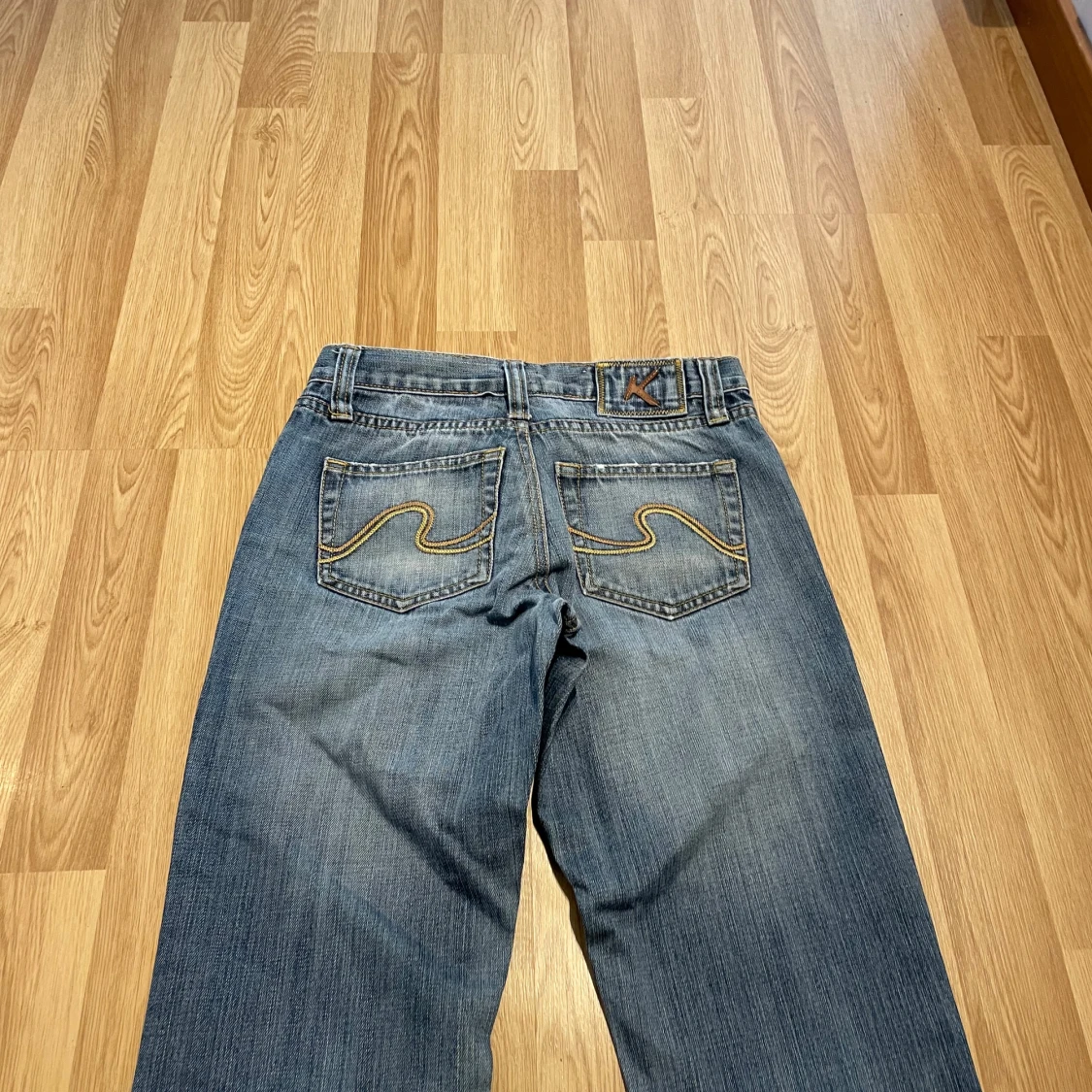 Ljusblåa bootcut jeans - 2