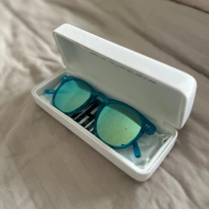 Chimi solglasögon #001 - Chimi solglasögon i färgen aqua, modell #001. Väldigt gott skick. Fodral putsduk och ”dustbag” medföljer✨